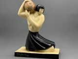 statue d'un homme tenant un pot sur la tête