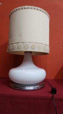une lampe posée sur une table recouverte d'une nappe rouge