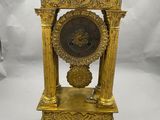 l'image d'une horloge en or posée sur une table