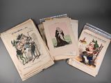 plusieurs vieux livres sont empilés sur une table