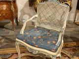 une chaise qui se trouve dans une pièce où il y a un tapis au sol