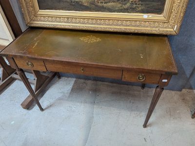 une photo d'un tableau posé sur une table à côté d'une chaise