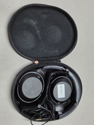 un casque audio dans son étui, posé sur une table