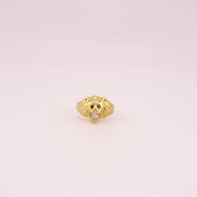 une bague en forme de tête de lion en or, ornée d'un diamant au centre