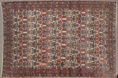un ancien tapis persan à motif floral