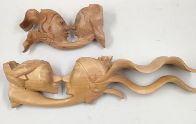 deux morceaux de bois sculptés pour ressembler à des sirènes