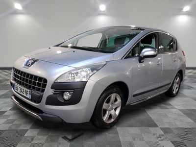 la voiture argentée est garée sur un sol en damier dans le garage