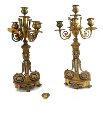 une paire de chandeliers anciens en laiton ornés de motifs bleus et blancs