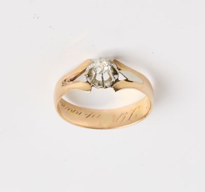 Gros plan sur une bague en or ornée d'un diamant