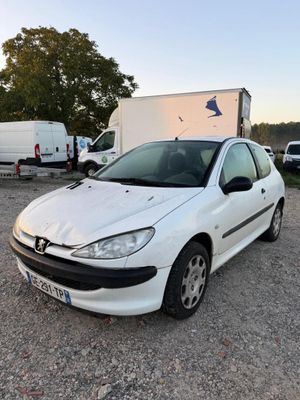 la petite voiture blanche est garée dans le parking