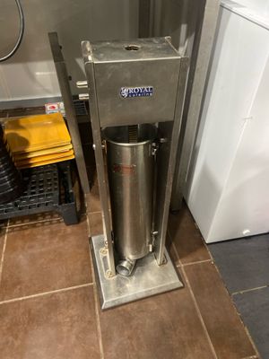une machine posée par terre à côté d'un réfrigérateur