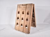 un casier à vin en bois percé de trous