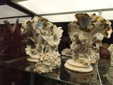 deux vases exposés dans une vitrine