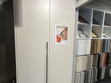 une photo d'un showroom où l'on voit un réfrigérateur et des étagères