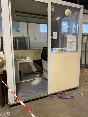 une image représentant une pièce avec une porte fermée et une porte fermée