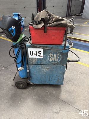 un chariot bleu sur lequel est posé un casque