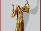 statue en or représentant une femme tenant un oiseau dans sa main droite