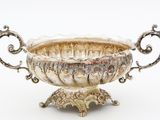 un bol ancien en argent, orné de poignées décorées sur fond blanc