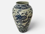 un vase bleu et blanc orné d'un dragon