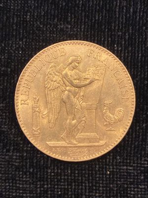 l'image d'une pièce d'or ornée d'une statue