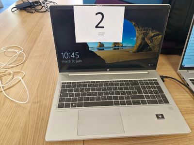 deux ordinateurs portables posés sur une table