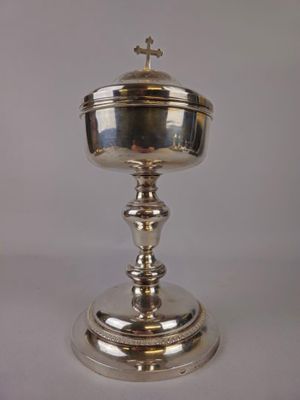 une coupe en argent surmontée d'une croix