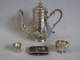 une théière en argent, une tasse en argent et une boîte en argent