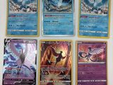 plusieurs cartes Pokémon empilées les unes sur les autres sur une table