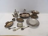 beaucoup d'objets en argent sur la table