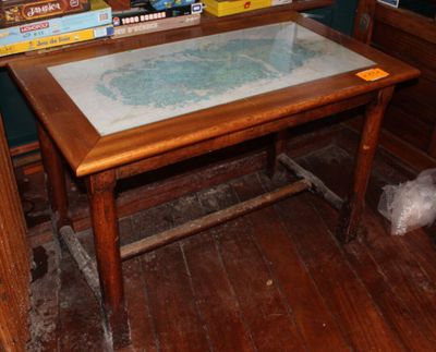 une table sur laquelle est posée une carte, dans un coin de la pièce