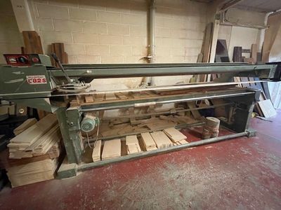 une machine qui travaille sur une pièce de bois