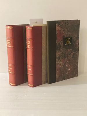 deux livres rouges posés l'un à côté de l'autre sur une table blanche