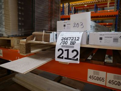 beaucoup de cartons sur les étagères de l'entrepôt