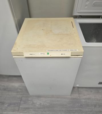 un petit lave-vaisselle blanc dans un coin de la cuisine
