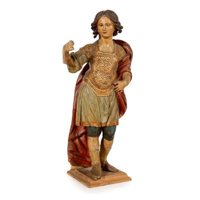 une vieille statue représentant un homme vêtu d'une robe et coiffé d'un chapeau