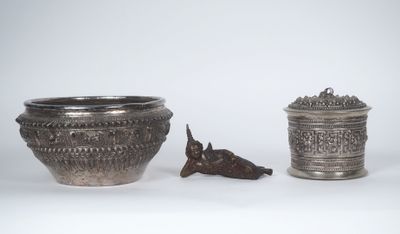 deux vases en argent posés l'un à côté de l'autre sur une surface blanche