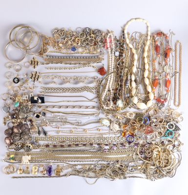 plusieurs types de colliers et de bracelets différents disposés sur une table