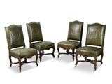 lot de quatre chaises de salle à manger en cuir vert aux pieds sculptés