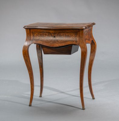 Élégante table à ouvrage en placage de bois à décor marqueté…