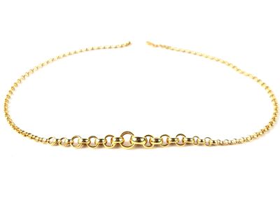 un bracelet en chaîne d'or composé de trois maillons et muni d'un fermoir