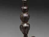 une image représentant une sculpture composée de trois têtes superposées