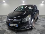 la photo d'une voiture noire garée dans un garage