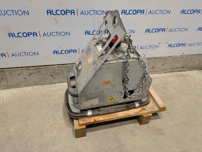 un gros plan d'une machine posée sur une palette devant un mur