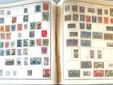 un livre avec beaucoup de timbres