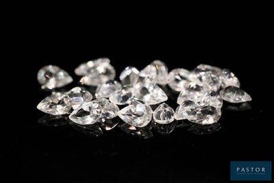 gros plan d'un groupe de diamants sur une surface noire