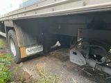 une image d'un camion à plateau