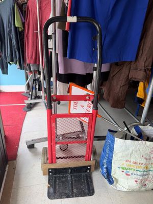 Un petit chariot métallique pliant formant diable de manuten…