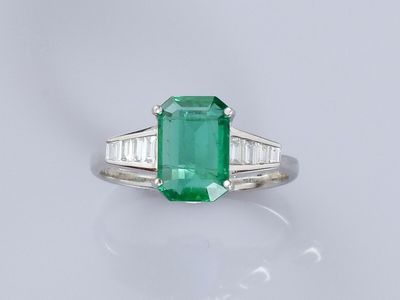une bague en émeraude et diamant