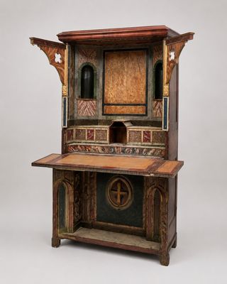 une vieille armoire en bois surmontée d'une croix
