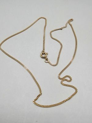 un collier en or muni d'une chaîne dotée d'un fermoir